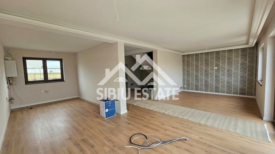 Casa noua amenajata, gata de mutare - Poză 1