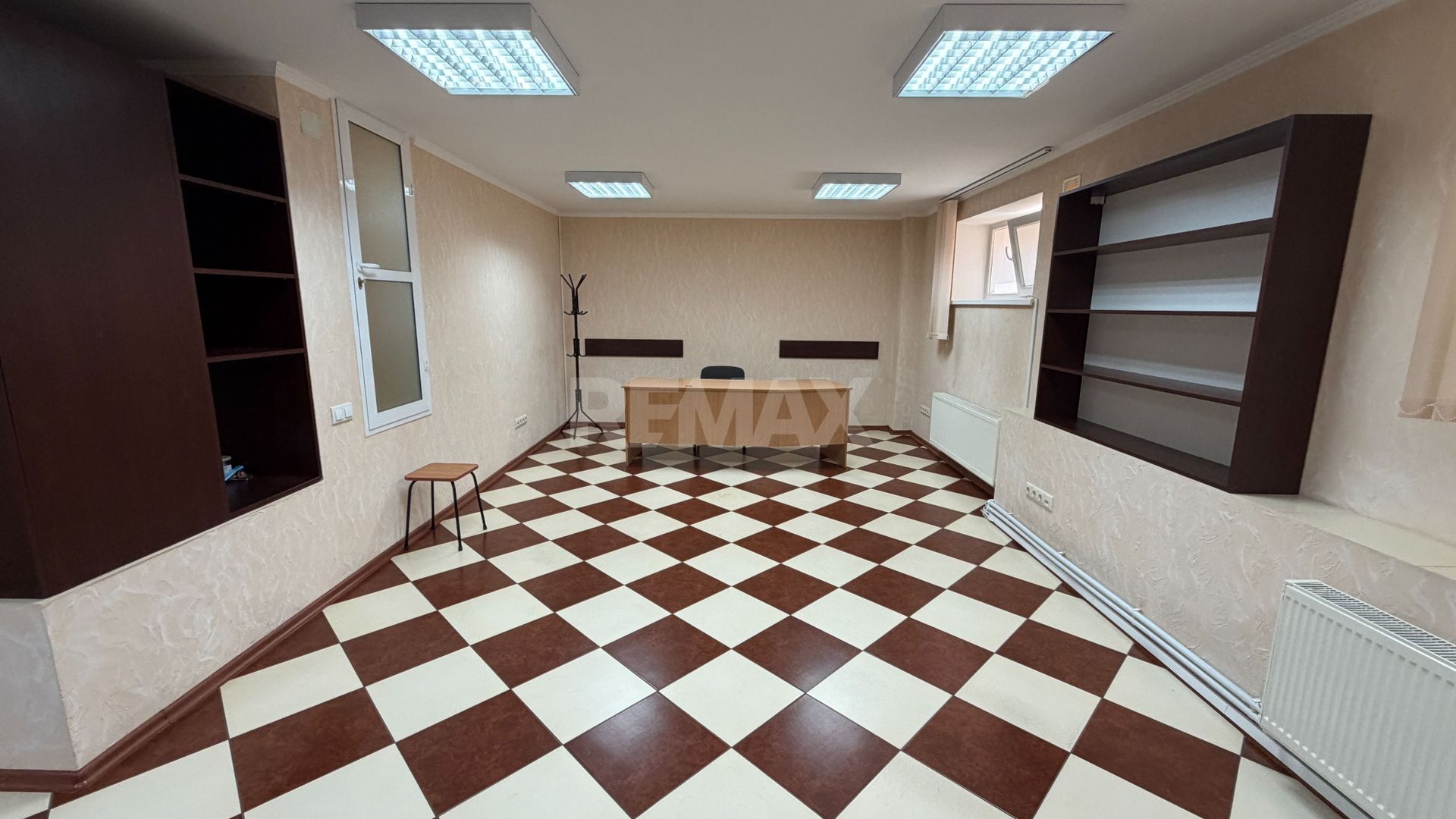 Se oferă spre închiriere casă în centrul orașului, ideală pentru birouri, clinică sau centru educați - Poză 22