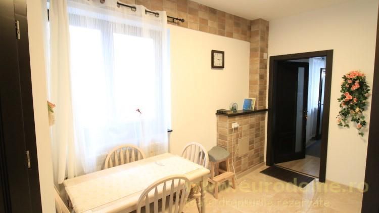 P-ta Sfatului, Republicii, pe strada pietonala - Poză 12