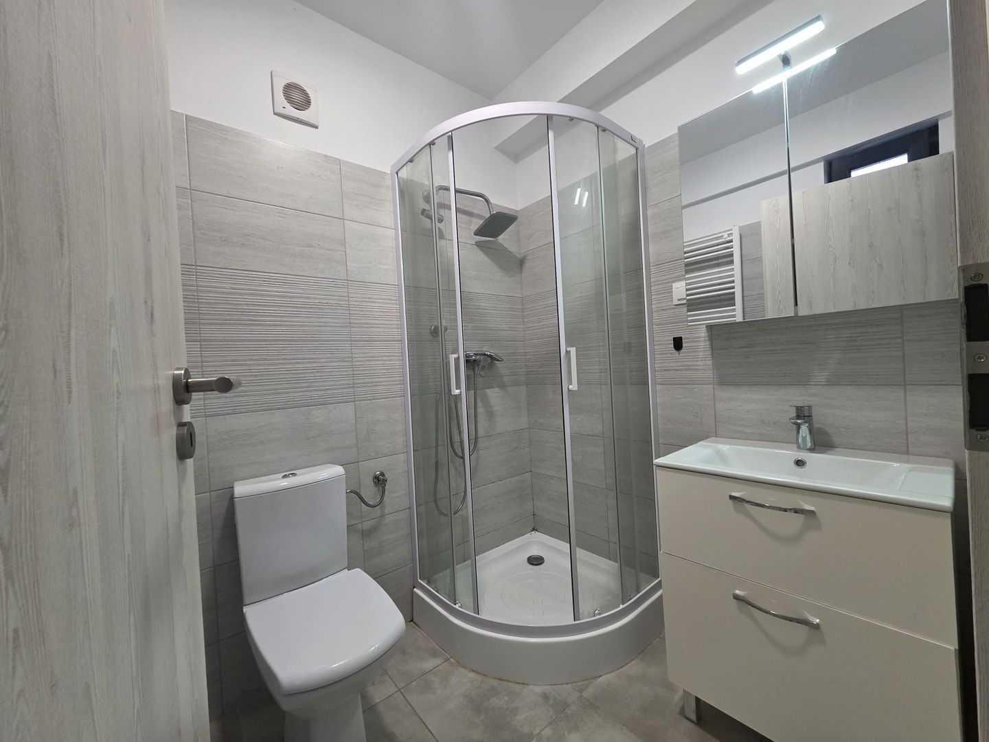 Apartament 3 camere parter si curte 45m  de inchirat Rond OMV Pipera - Poză 8