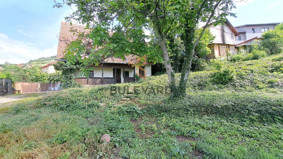 Teren intravilan 1785 mp, front la 2 strazi, pretabil constructie case - Poză 1