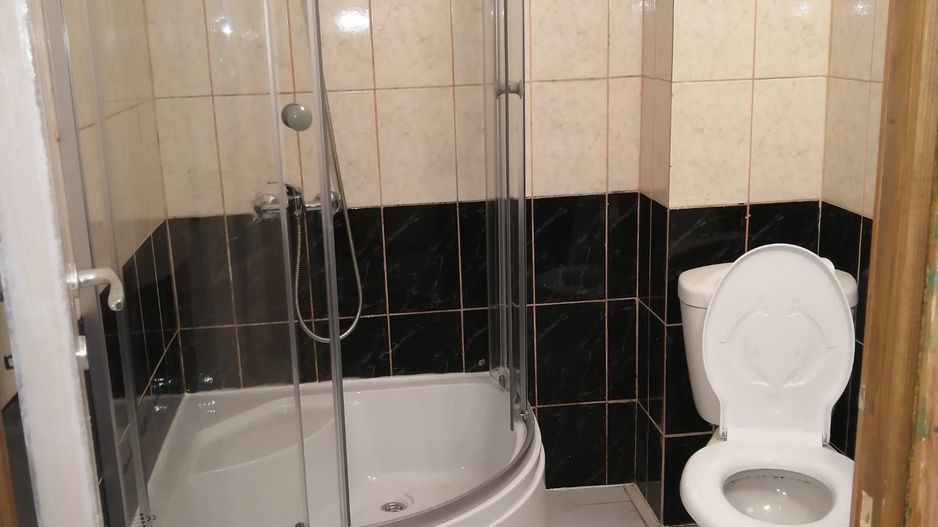 Etaj de inchiriat/ camere+ bai/bucatarie/spalatorie - Poză 9