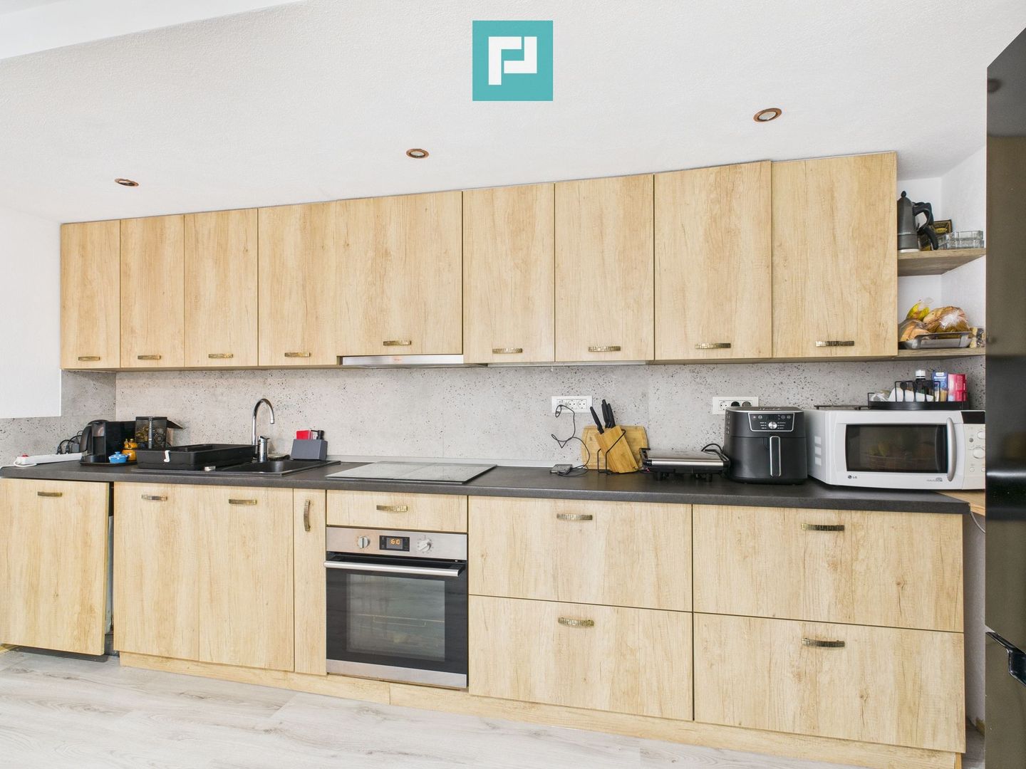 Casă complet renovată în Orțișoara. - Poză 9