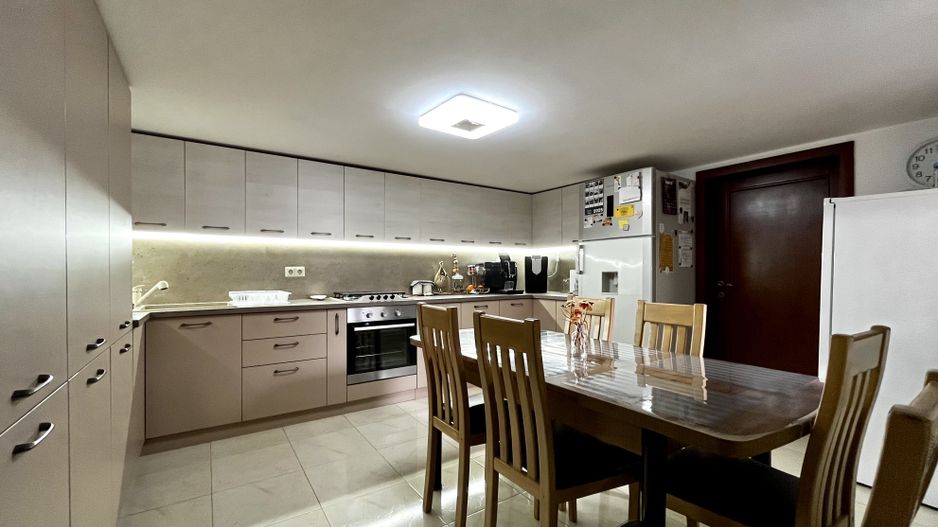 Casa spațioasă și primitoare cu garaj dublu, în Braytim – Soarelui - Poză 28