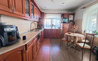 Casa perfectă pentru familie – curte, foișor cu grătar și garaj triplu - Poză 13