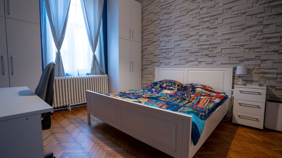Apartament central de vânzare – la curte comună - Oradea - Poză 1