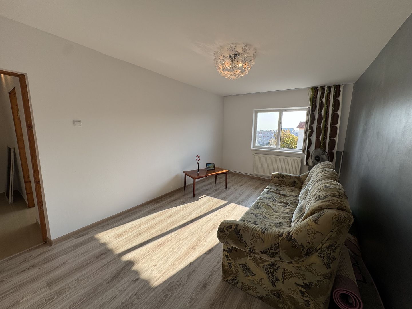 Apartament 3 camere 60 mp bloc 1980 central Filipesti de Padure! - Poză 1