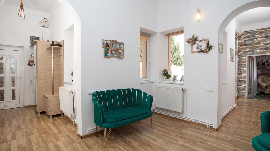 Vilă, singur în curte, central, Oradea 128 mp. 800  E/lună. Comision 0 - Poză 4