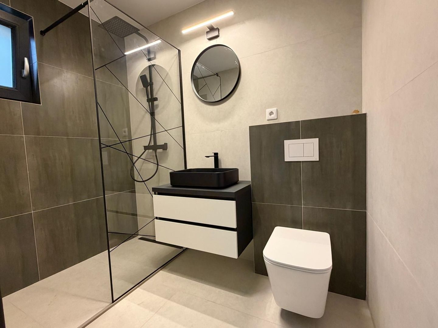 Apartament la Vila, 4 camere si gradina privata - Poză 4