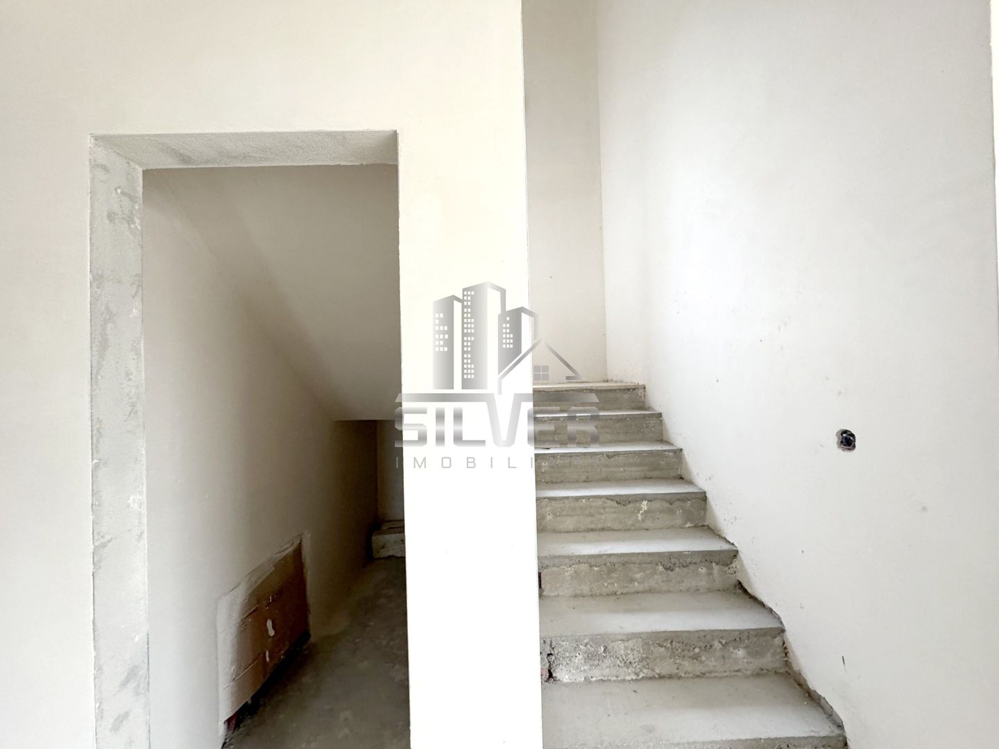 Casa  individuala cu teren de 472 mp in zona centrala. - Poză 12
