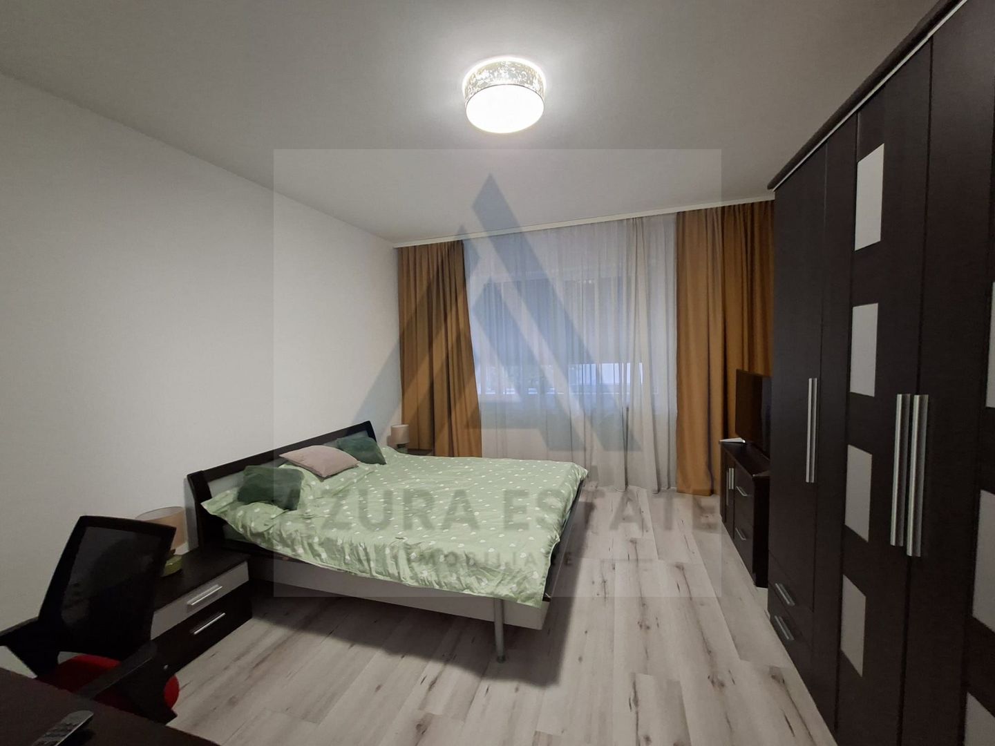 Apartament modern recent renovat 3 camere si parcare privata in Strand - Poză 7