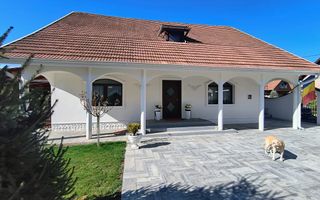 Casa perfectă pentru familie – curte, foișor cu grătar și garaj triplu - Poză 1