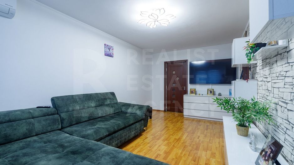 Vânzare, apartament, 3 camere, zona Uverturii - Poză 1