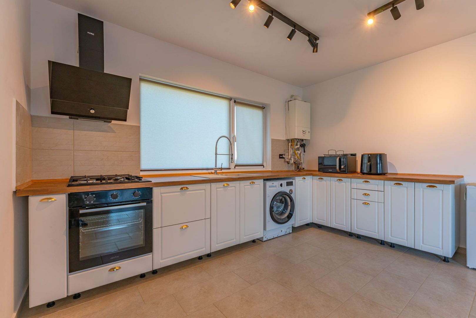 Casă Individuală de Închiriat, Încălzire în Pardoseală, Teren 400 mp - Poză 8