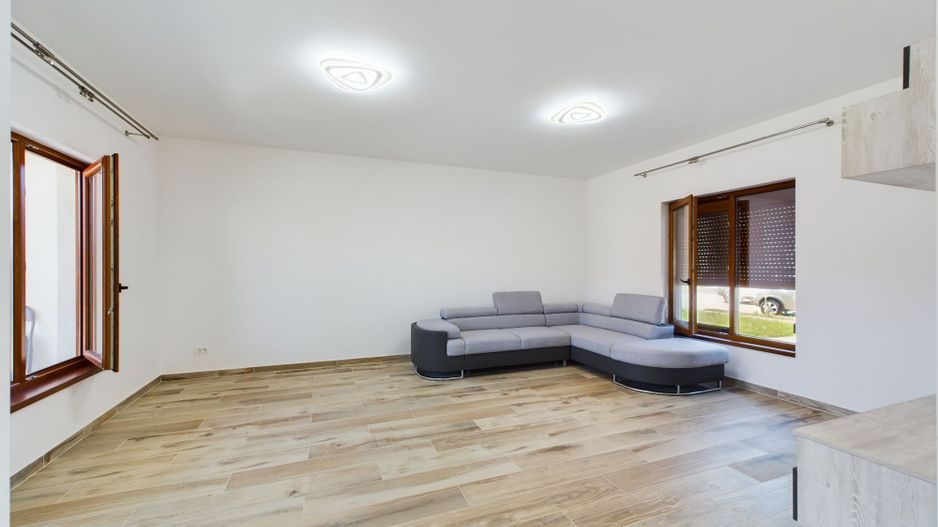 Casă modern finisată și utilată în Săcălaz - Poză 15