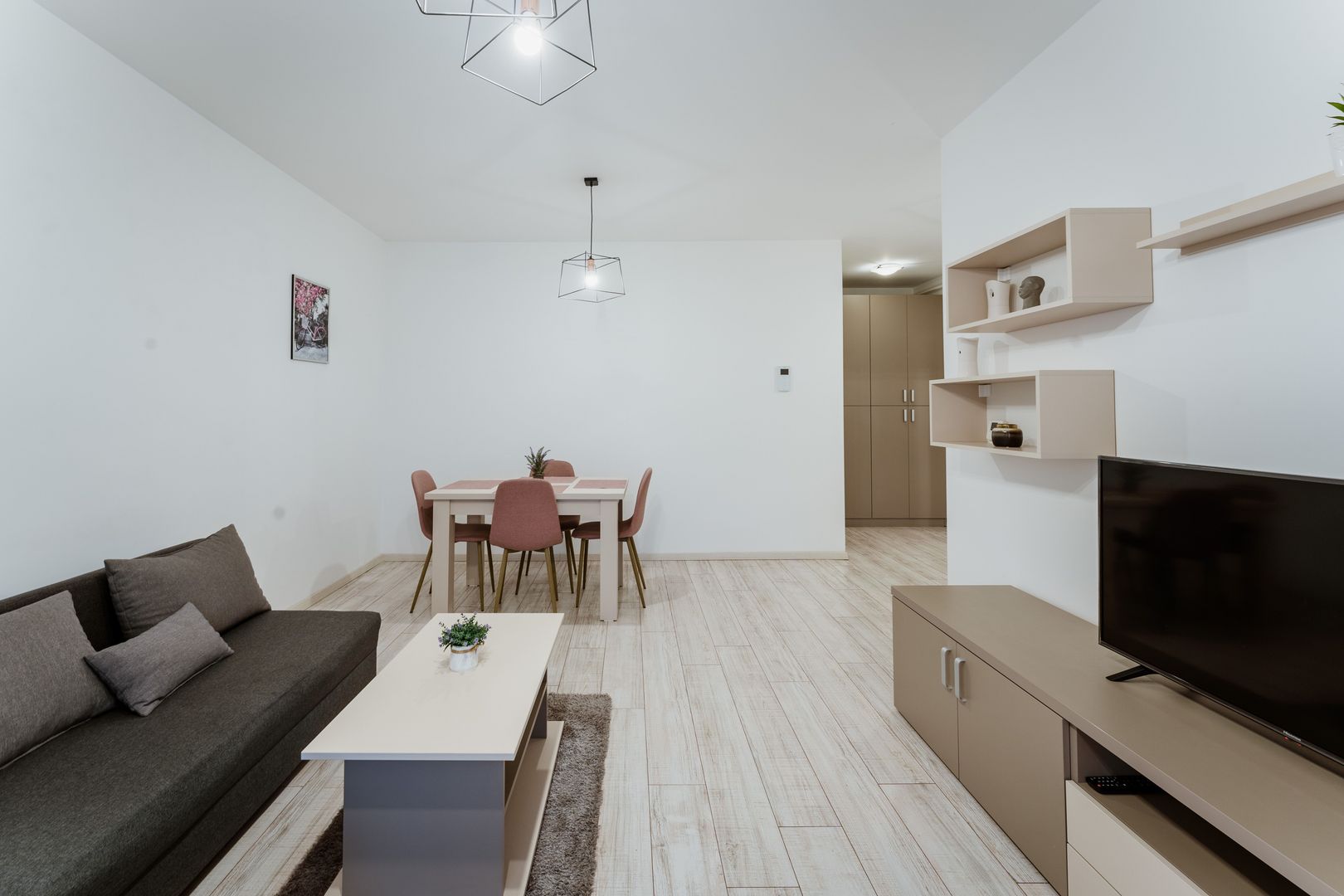 Apartament la Adora de închiriat - Poză 2