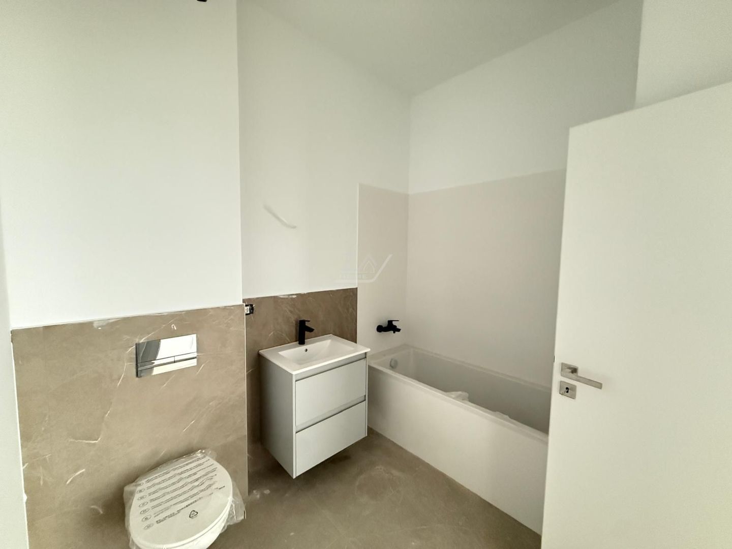 Gradina proprie 34 mp. Finisaje superioare. Loc de parcare. - Poză 3