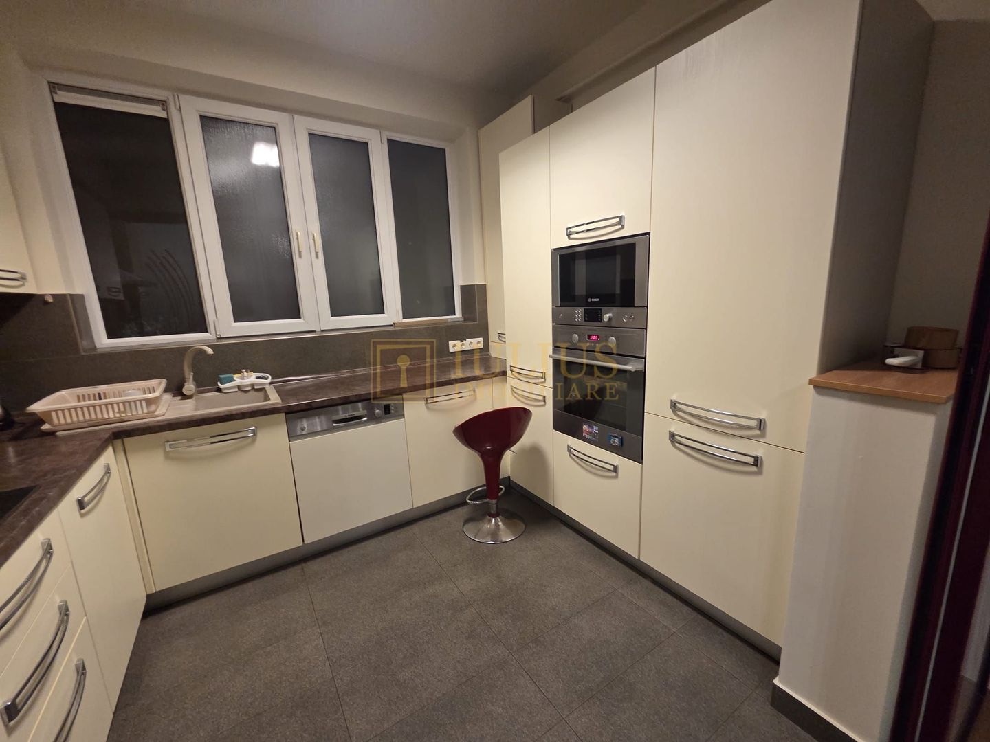 3 camere-107 mp, situat intr-o vila, loc de parcare, centrala gaz - Poză 23