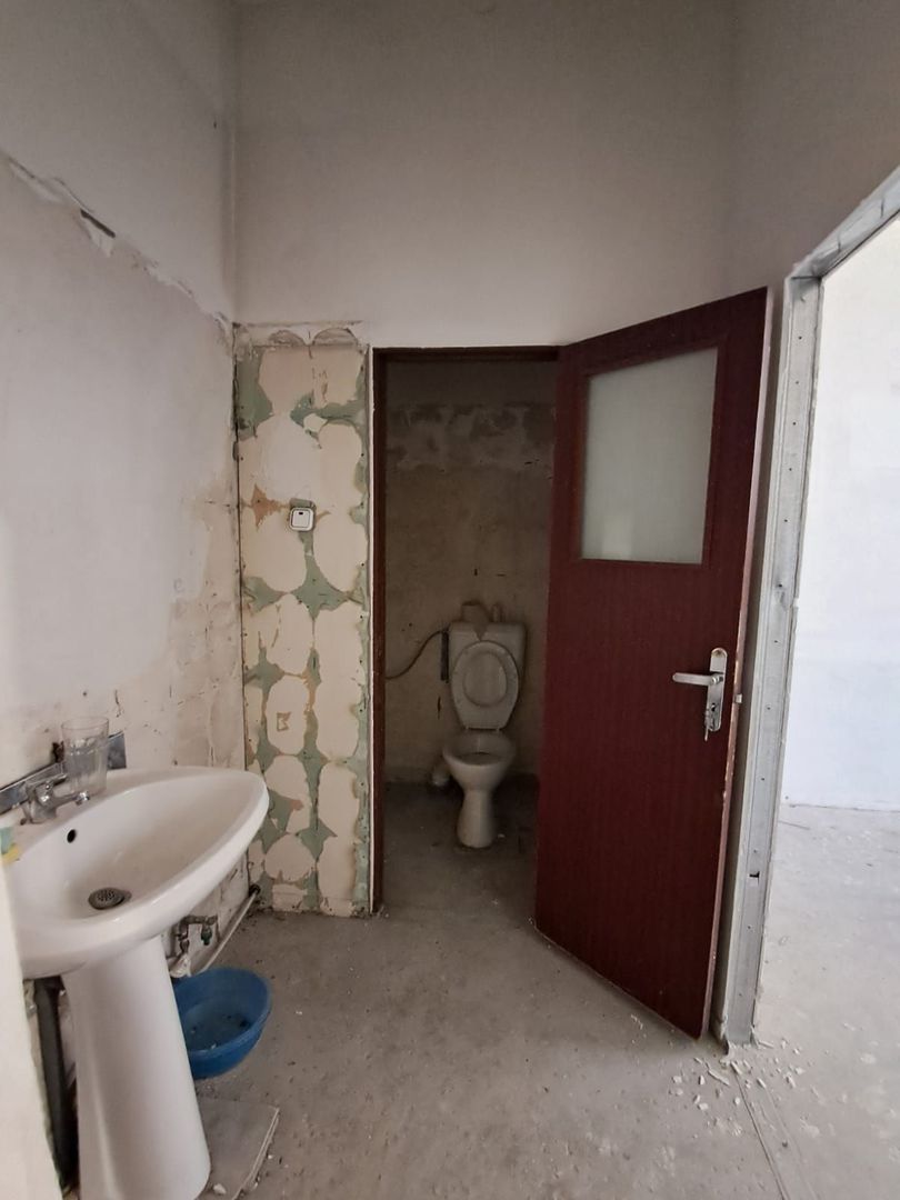 Spatiu comercial vitrina de 20 M - Metrou Eroii Revolutiei S143 - Poză 14