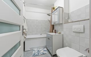 Apartament spațios cu 4 camere - renovat modern, mobilat și utilat - Poză 12