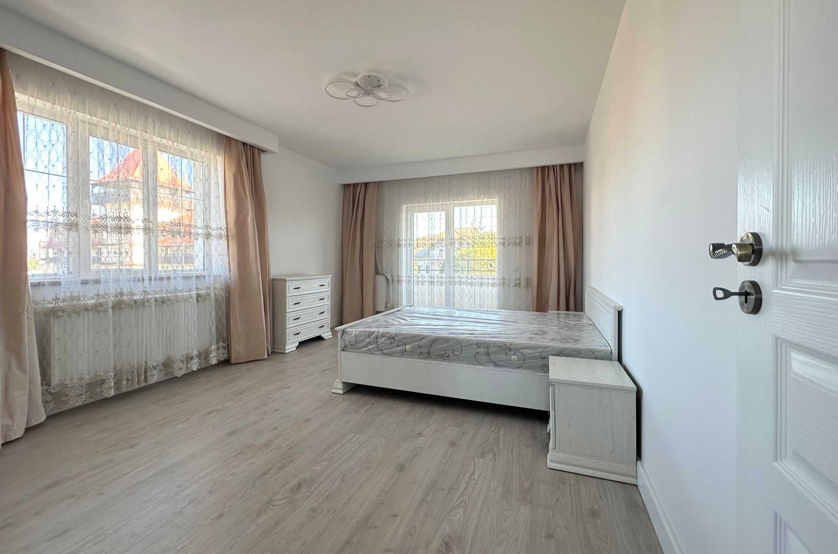 Vânzare casă 5 camere nouă elegantă și spațioasă în Hărman - Poză 23