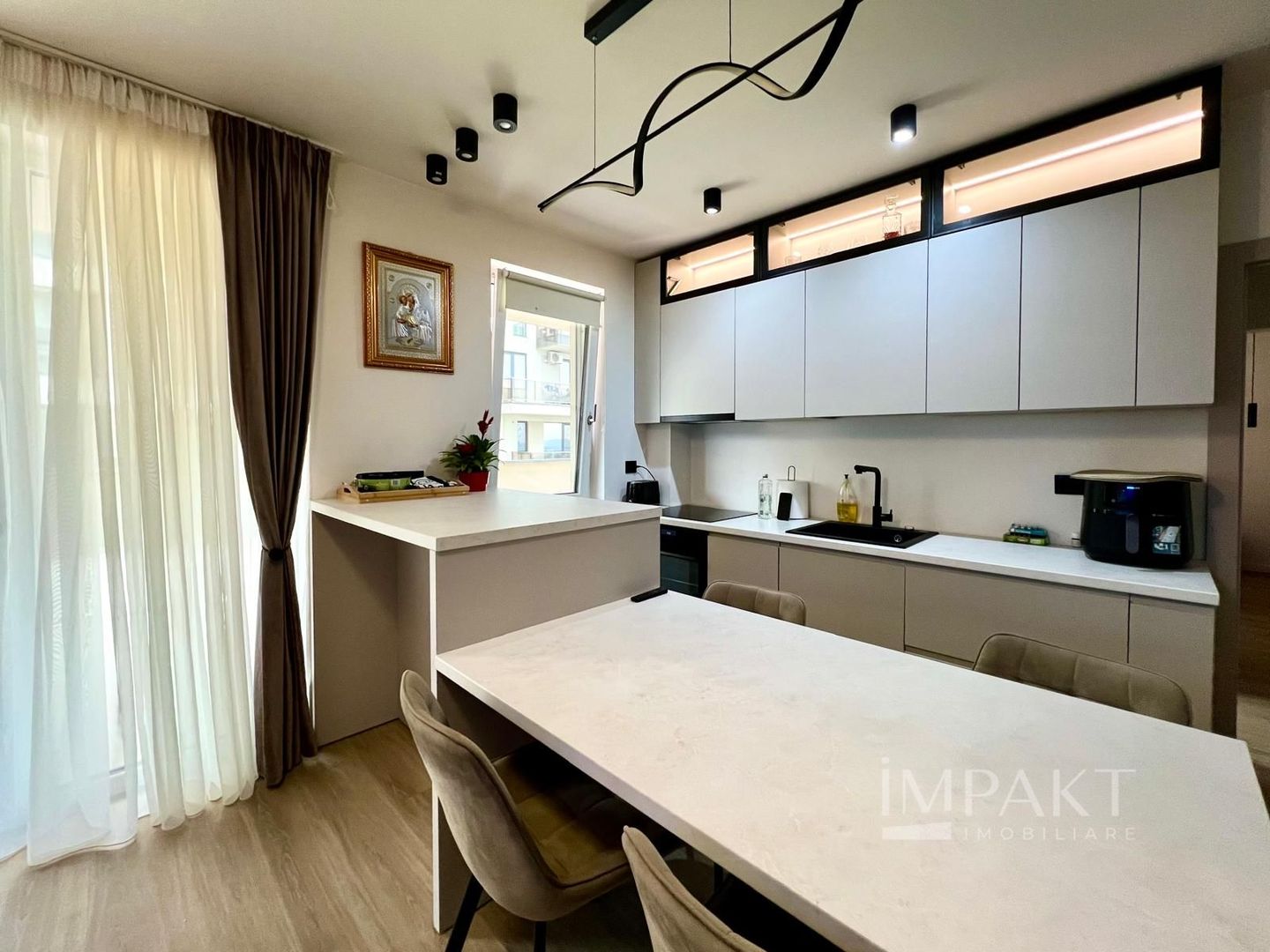 Apartament ultrafinisat cu terasa si view - Poză 3