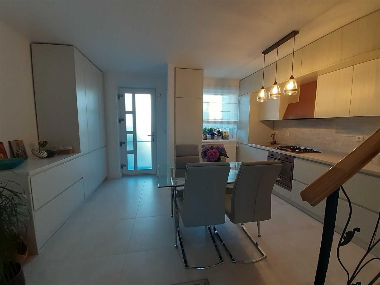 Casa la asfalt,  zona centrala, constructie 2011, renovata - Poză 3