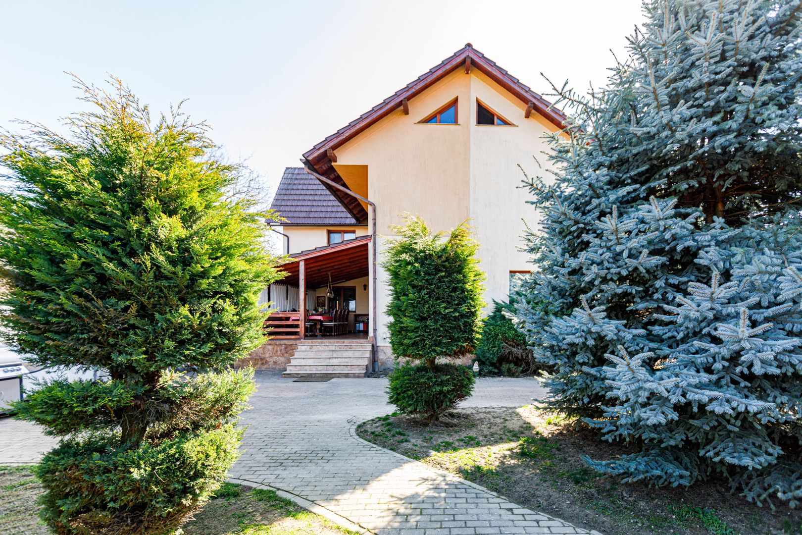 Casa deosebita cu teren de sport in zona semi centrala in Lugoj - Poză 9