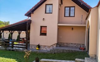 Casa individuala cu garaj 60 mp si teren+gradina 2650 mp in Porumbacu - Poză 1