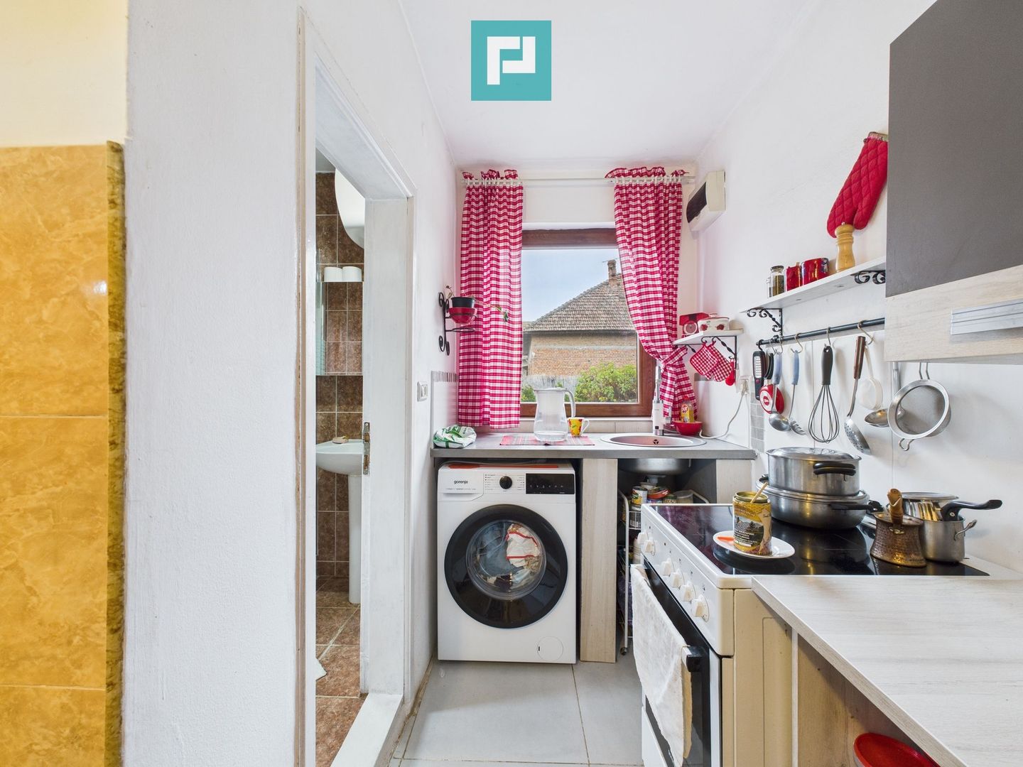 Casă renovată în localitatea Comănești, Arad - Poză 16