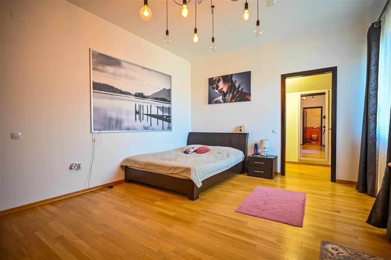 Somptuozitate in stil modern, 2 garaje, 3 terase, totul pe 1.000 mp teren - Poză 41