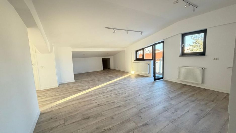 Apartament 3 camere nemobilat,nelocuit bloc nou + loc parcare - Poză 3