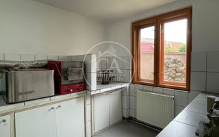 Casa de vânzare cu 8 camere de tip P+E+M in zona Rogerius, Oradea - Poză 7