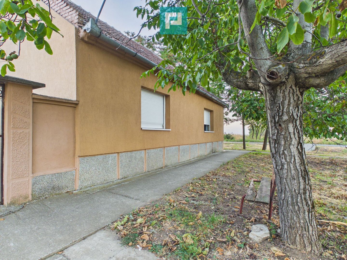Casă  2 corpuri și 4 camere teren 1440 mp în Macea - Poză 1