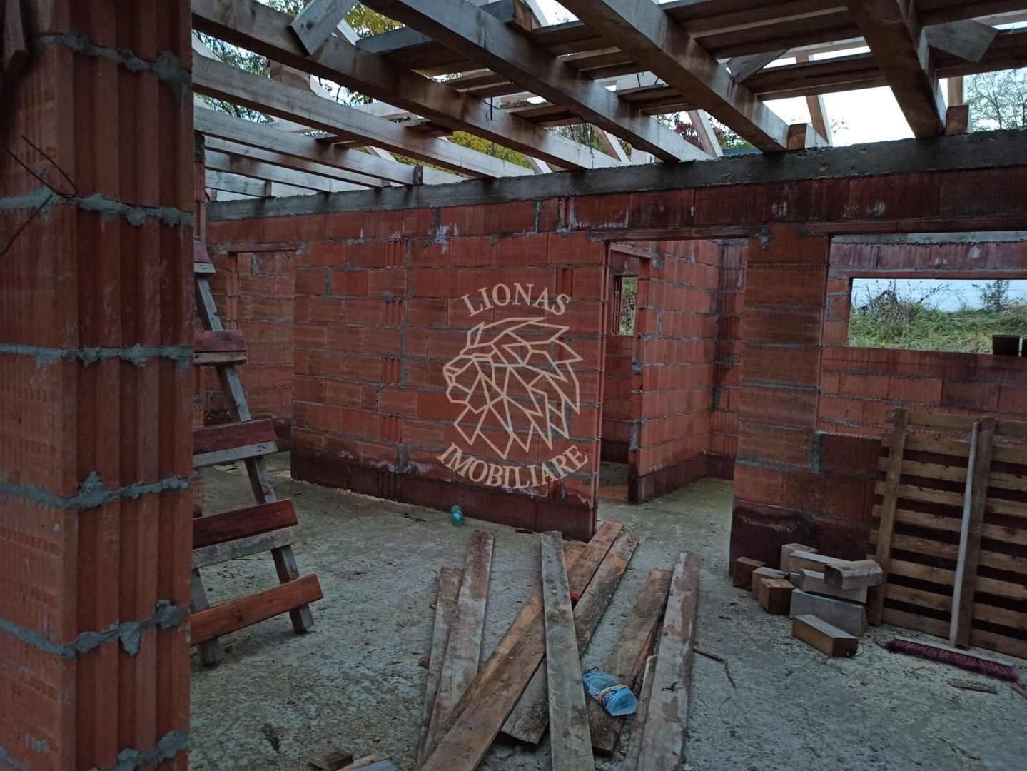 Casa 97 mp-teren 750 mp-tamplarie montata+acoperis-Dealul Jelnei - Poză 3