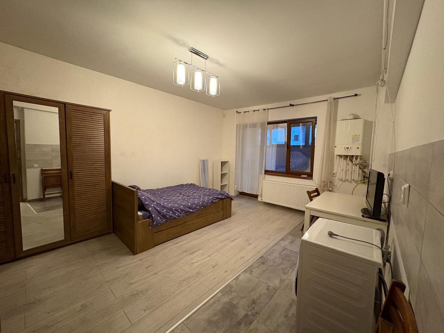 GARSONIERA P-TA RESITA,CENTRALA PROPRIE, MOBILATA/UTILATA, CURATA - Poză 1