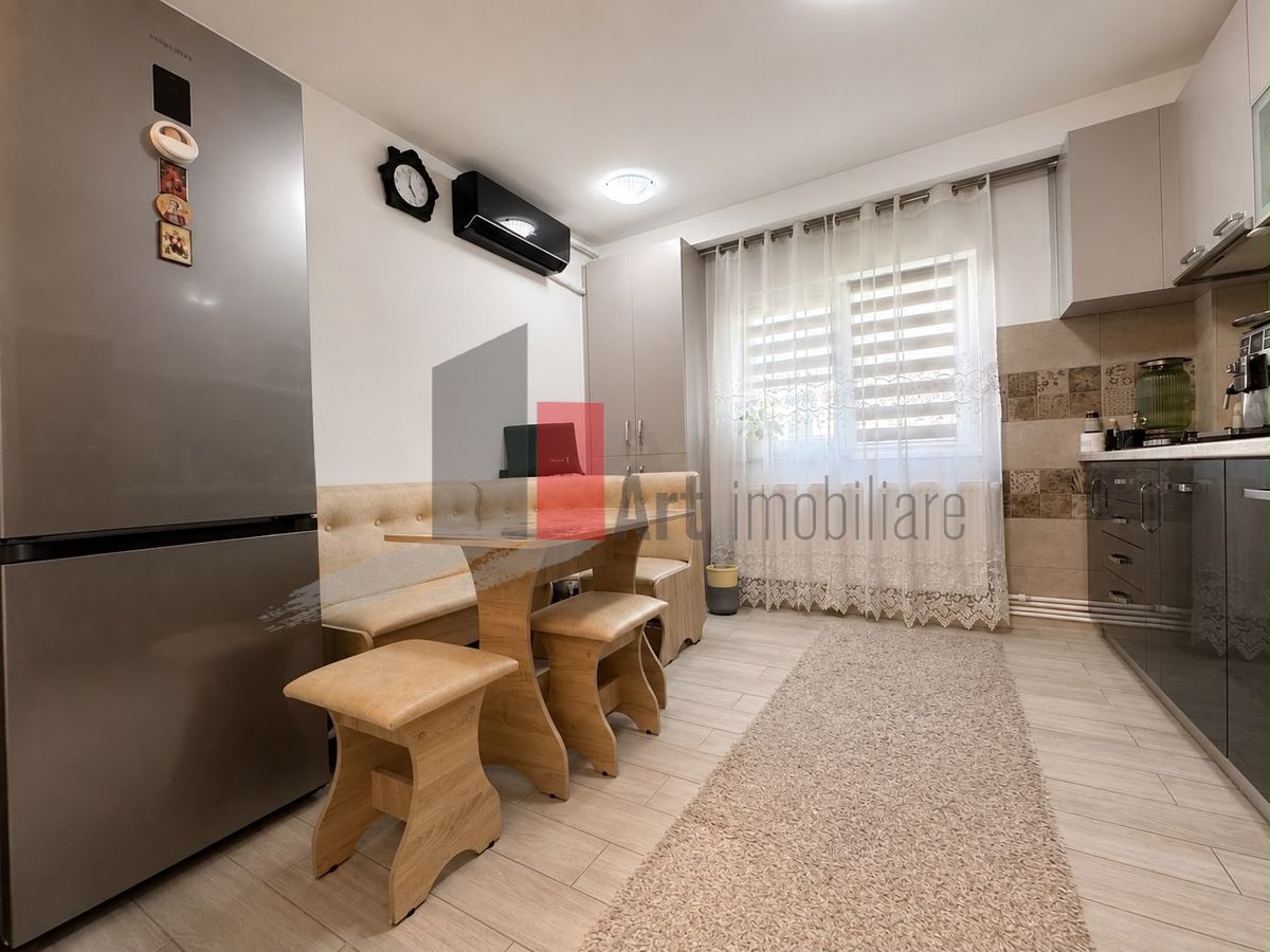 APARTAMENT DE 3 CAMERE - Poză 3