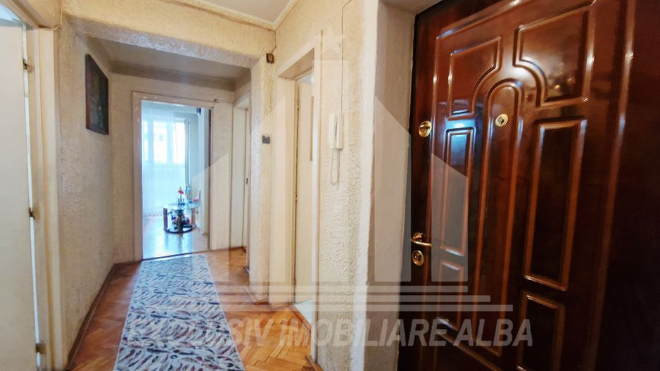 Apartament cu 3 camere decomandate in Cetate - Poză 3