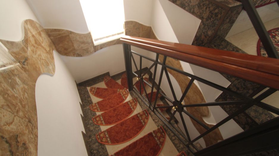 Casă / Vilă cu 8 camere de vânzare în zona Semicentral - Poză 16