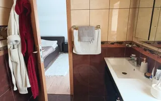 Casă individuală spațioasă cu garaj și curte generoasă – Ghiroda - Poză 27