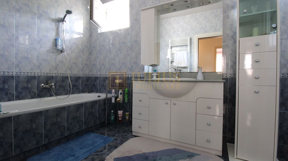 3 dormitoare, 3 bai, living spatios, 2 terase si curte. - Poză 27