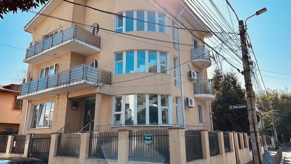 Metrou Brancoveanu, vila D+P+etaj+Mansarda, 11 camere - Poză 1