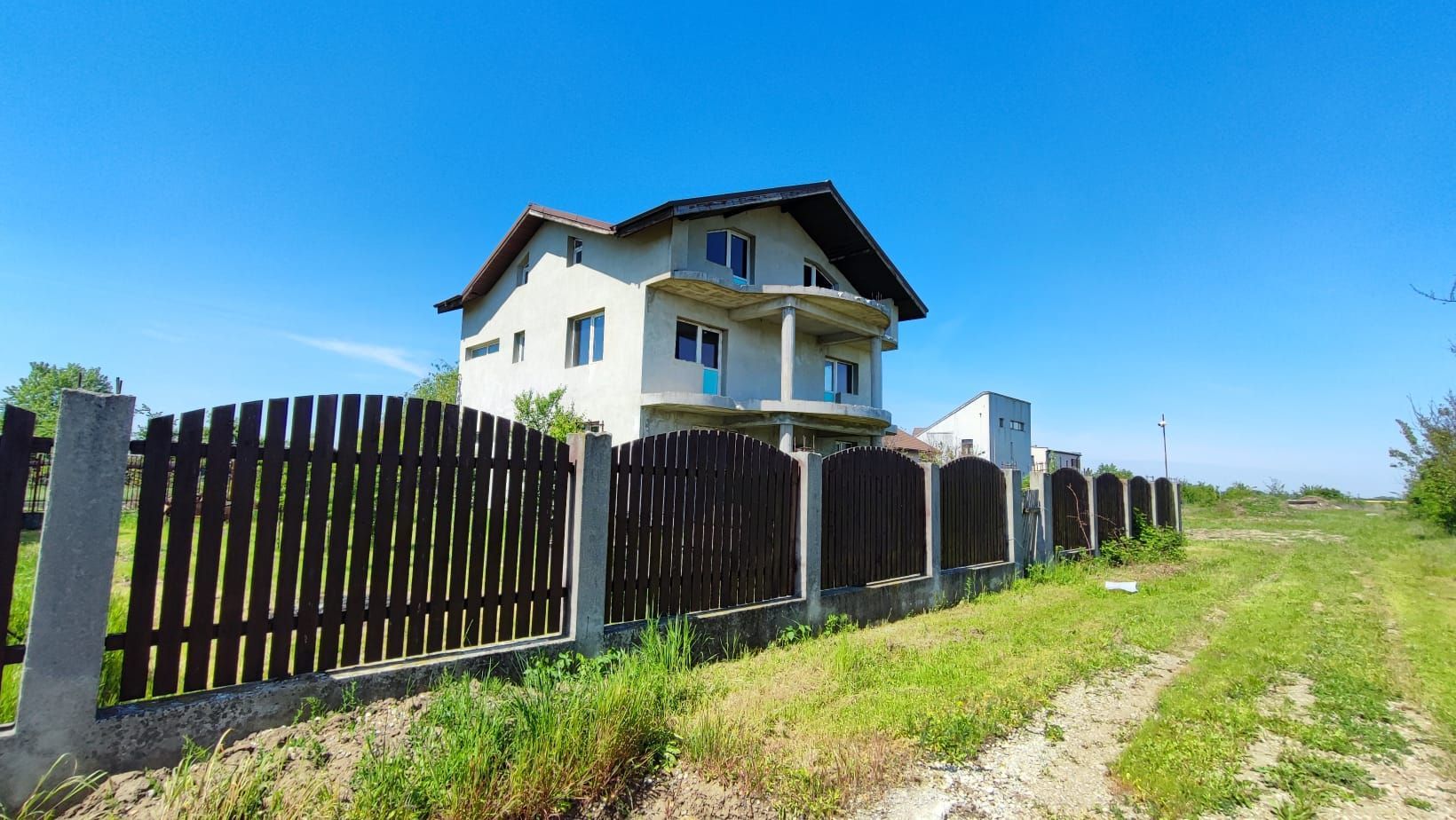 Casă spațioasă cu terase panoramice și curte mare - Poză 6