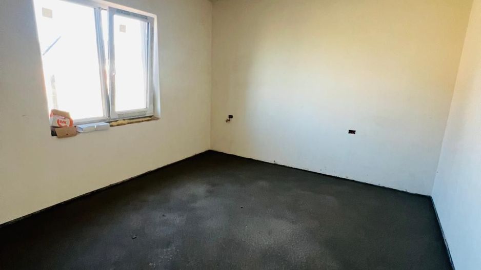 Casa noua ,  finisata cu 5 camere in localitatea Santandrei - Poză 3