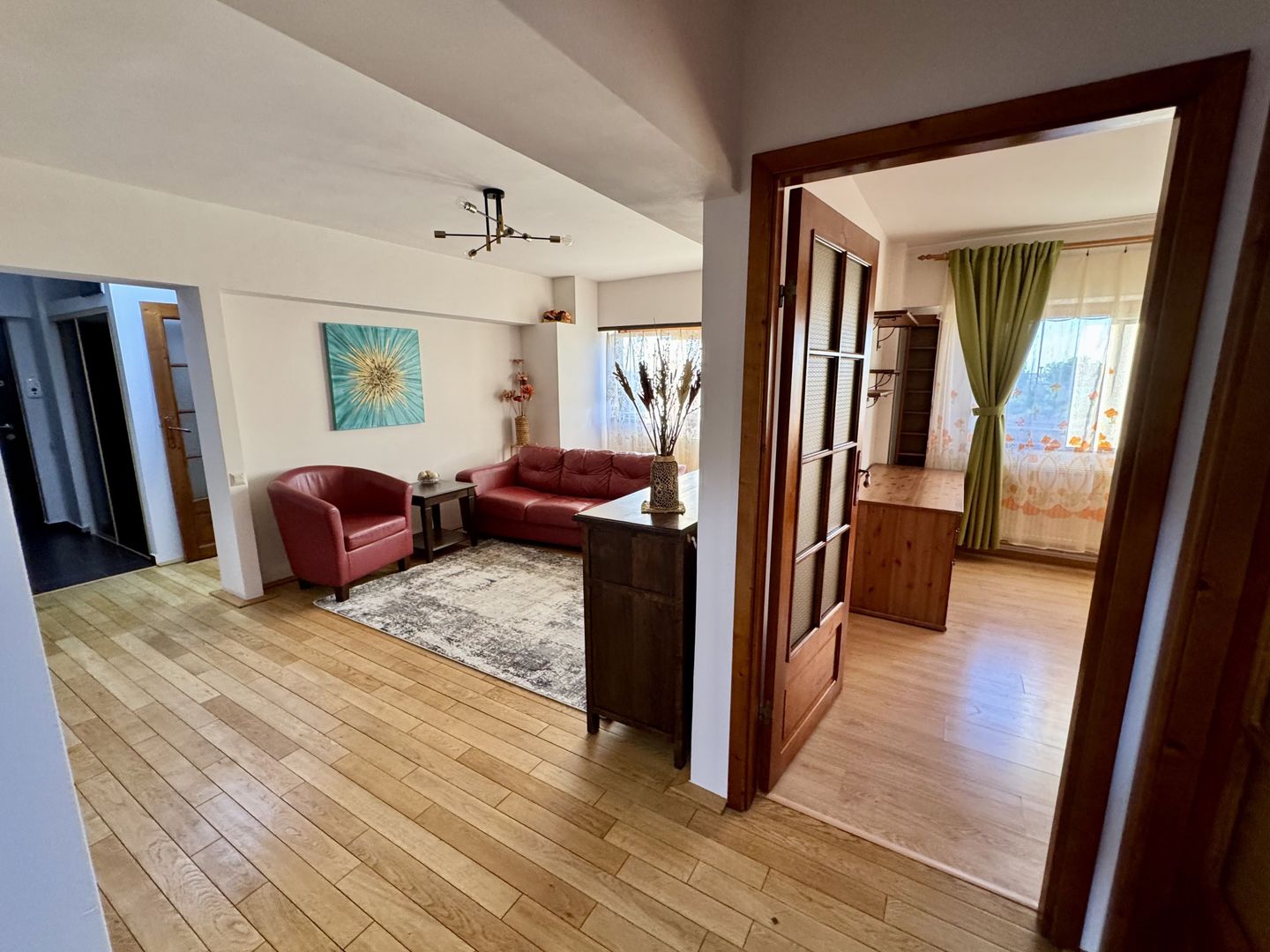 APARTAMENT SPATIOS SI LUMINOS - Poză 1