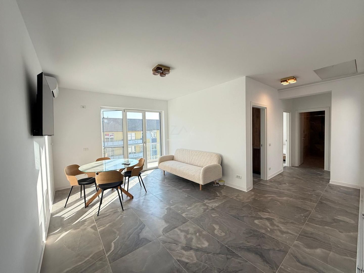 Bloc finalizat. Bucatarie inchisa. Loc de parcare. Spatiu depozitare. - Poză 1