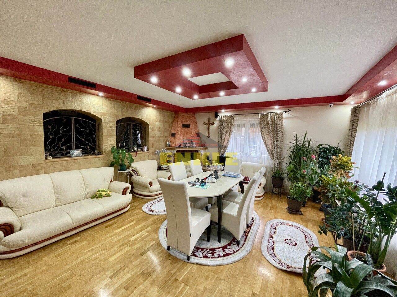 De vânzare casă cu suprafața de 250 mp plus 900 mp teren - Poză 1