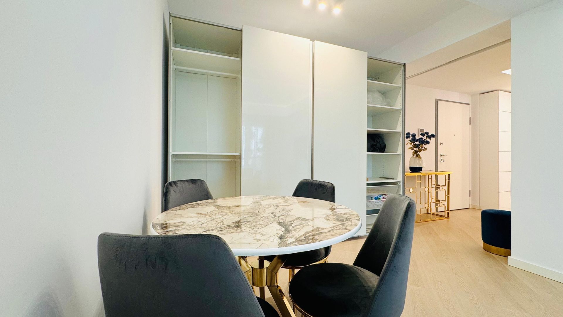 INCHIRIERE DOUA CAMERE MODELUL MARE ZONA PIPERA CORTINA NORTH - Poză 6