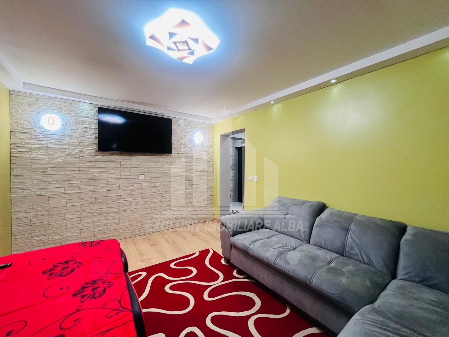 Apartament cu 3 camere renovat, Cetate - Poză 1