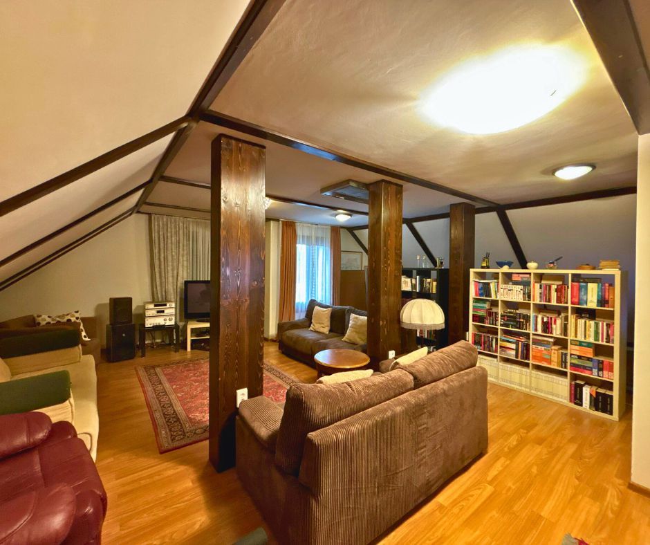 Vilă cu 10 camere P+2E+M 400 M² utili 2800 M² Teren Comandau - Poză 7